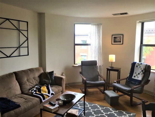 78 Gainsborough St, Unit 401E