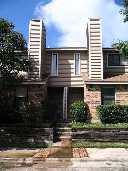 Oak Creek Condominiums in Bryan, TX - Building Photo