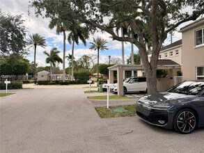 5570 SW 70th Pl S in Miami, FL - Foto de edificio - Building Photo