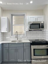 151 Armstrong Ave in Jersey City, NJ - Foto de edificio - Building Photo