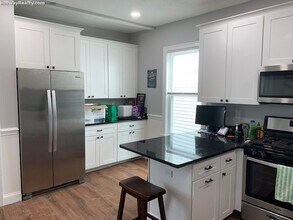 38 Crescent Ave, Unit 3 in Boston, MA - Foto de edificio - Building Photo