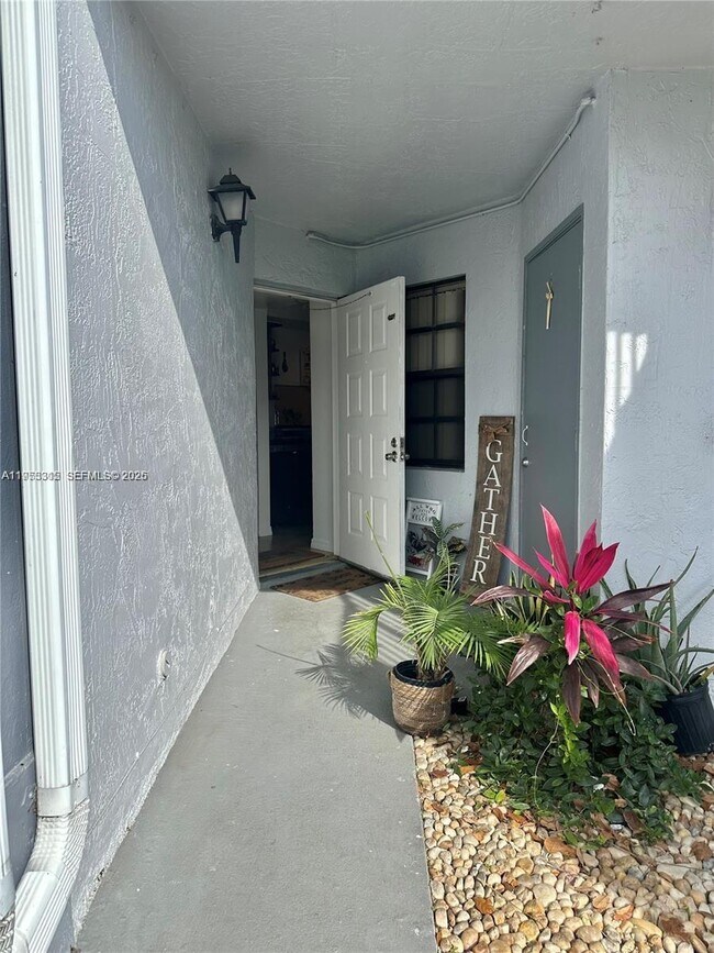 1211 S Independence Dr in Homestead, FL - Building Photo - Building Photo