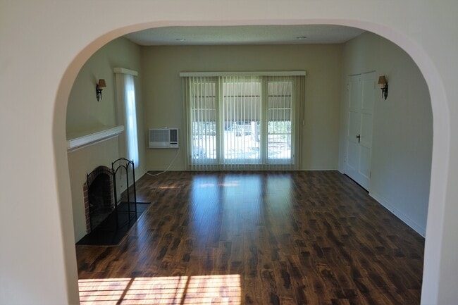 572 N El Molino Ave, Unit 574 in Pasadena, CA - Building Photo - Building Photo