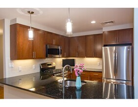 321 Hammond Pond Pkwy-Unit -103 in Brookline, MA - Building Photo - Building Photo