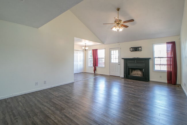 1325 Meredith Way in Clarksville, TN - Building Photo - Building Photo