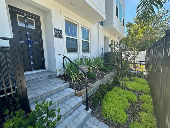 6605 N Nebraska Ave in Tampa, FL - Foto de edificio - Building Photo