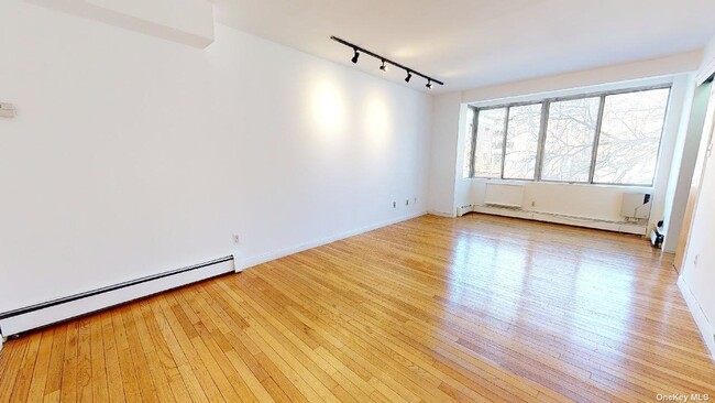 67-39 Clyde St-Unit -2L in Queens, NY - Building Photo - Building Photo
