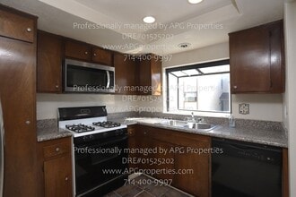 2000 W Palmyra Ave in Orange, CA - Building Photo - Building Photo