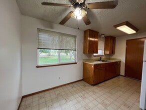 210 Blossom Dr in Moxee, WA - Building Photo - Building Photo