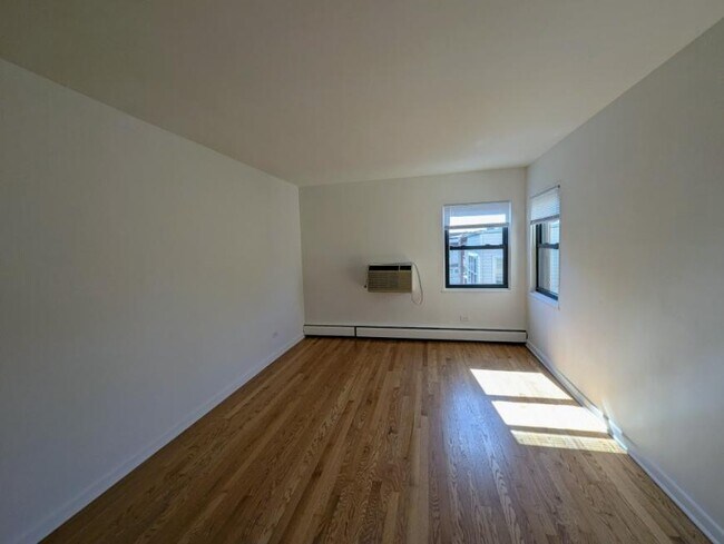 2211 W Touhy Ave in Chicago, IL - Building Photo - Building Photo