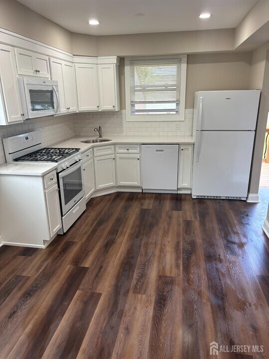 93 Player Ave in Edison, NJ - Building Photo