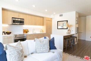 7566 W Sunset Blvd in Los Angeles, CA - Building Photo