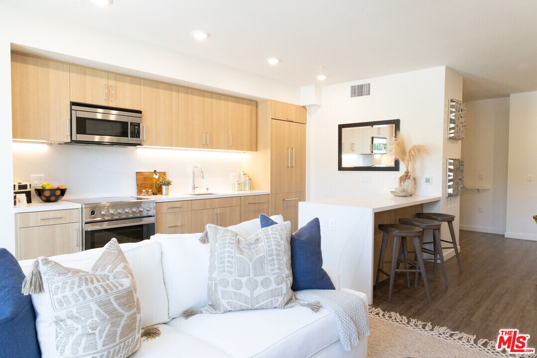 7566 W Sunset Blvd in Los Angeles, CA - Building Photo