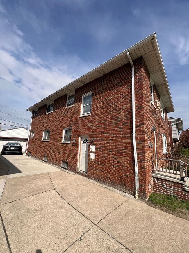 534 E 208th St in Euclid, OH - Foto de edificio - Building Photo