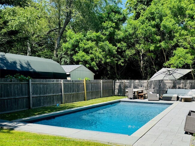 10 Cedar Ave in Southampton, NY - Building Photo - Building Photo