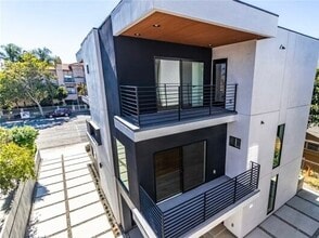 5638 Woodman Ave in Van Nuys, CA - Foto de edificio - Building Photo