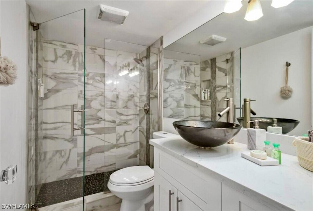 10684 Gulf Shore Dr in Naples, FL - Building Photo