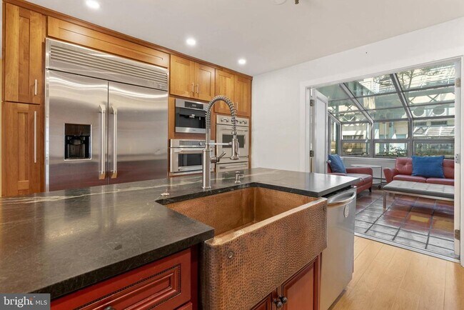 property at 7 N Christopher Columbus Blvd