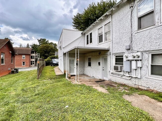 105 Shamrock Rd in Charlottesville, VA - Building Photo - Building Photo