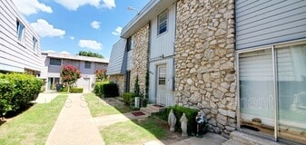 6024 Northwest Expy in Warr Acres, OK - Building Photo