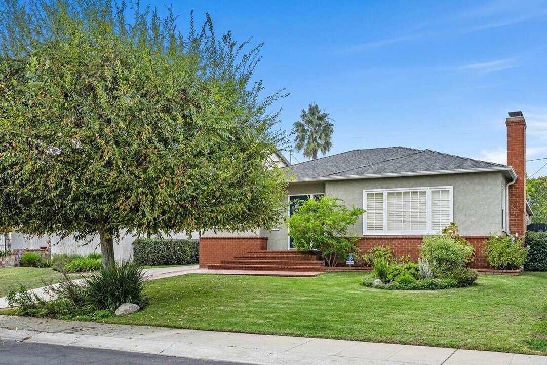 7901 Westlawn Ave in Los Angeles, CA - Foto de edificio