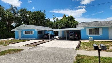 2252 Maple Ave, Unit #2 in Ft. Myers, FL - Foto de edificio - Building Photo
