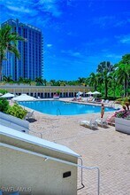 7117 Pelican Bay Blvd in Naples, FL - Foto de edificio - Building Photo