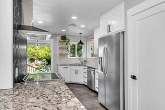 1132 Walnut Ave in Redding, CA - Foto de edificio - Building Photo