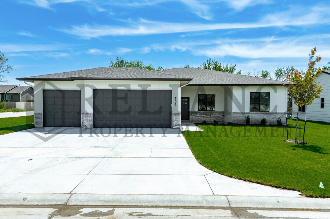 619 Elmwood St in Valley Center, KS - Building Photo