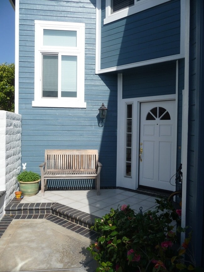 2730 Point Del Mar in Corona Del Mar, CA - Foto de edificio - Building Photo