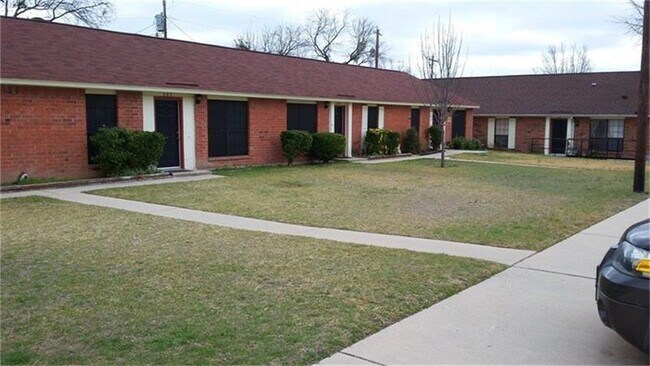 1311 Central Tx Expy in Lampasas, TX - Building Photo - Building Photo