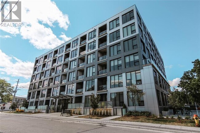690-690 King St W in Kitchener, ON - Building Photo - Building Photo