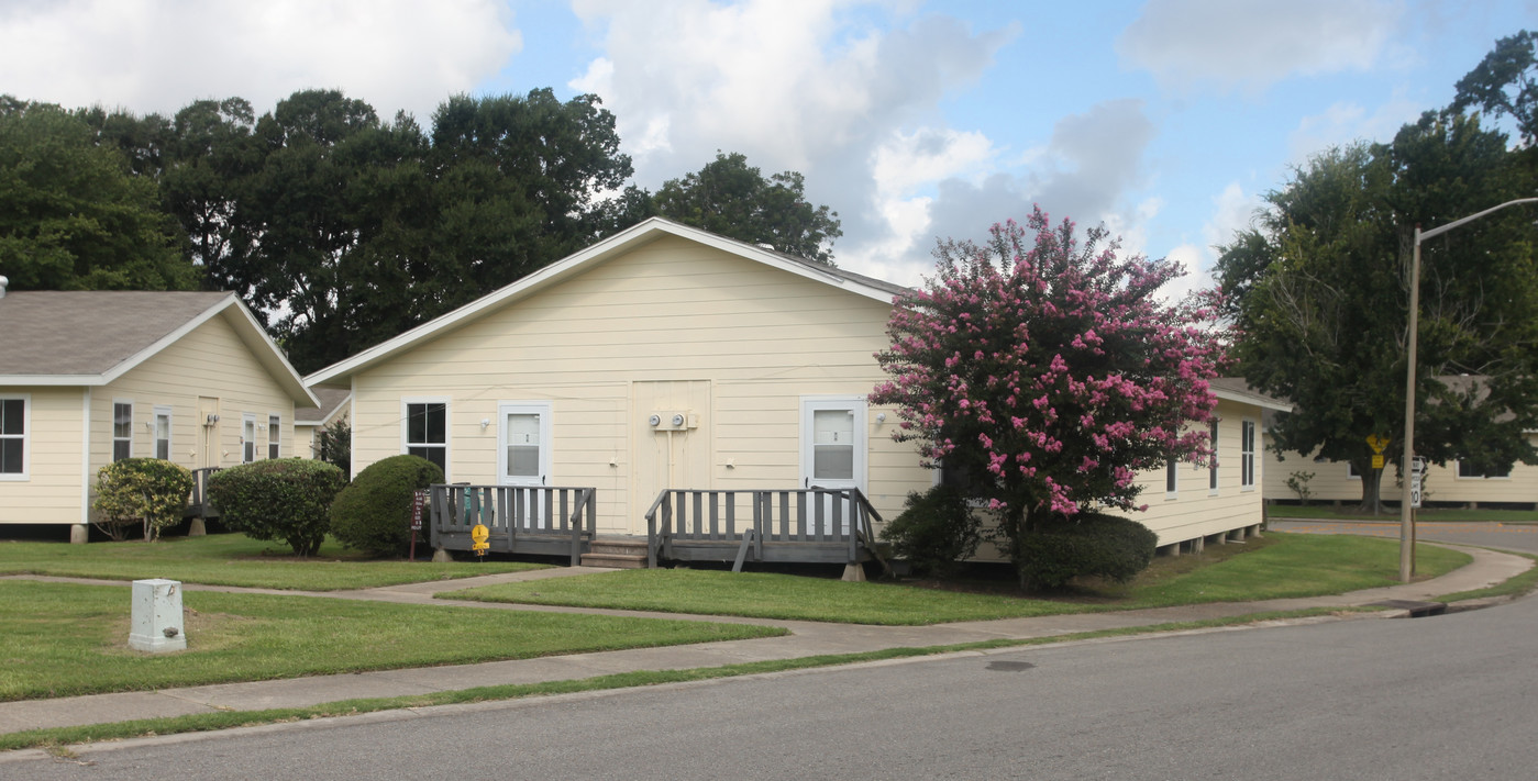 Village Dulac Apartments in Lafayette, LA - Building Photo