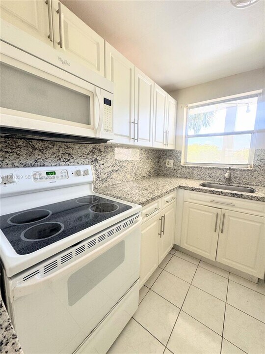 8200 Sunrise Lakes Blvd in Sunrise, FL - Building Photo