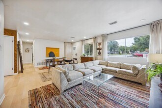 6809 Meadow Cir in Austin, TX - Building Photo - Building Photo