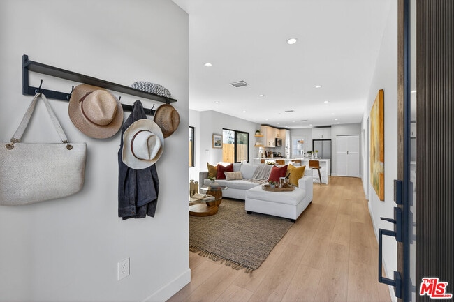 2931 S Bronson Ave in Los Angeles, CA - Building Photo - Building Photo