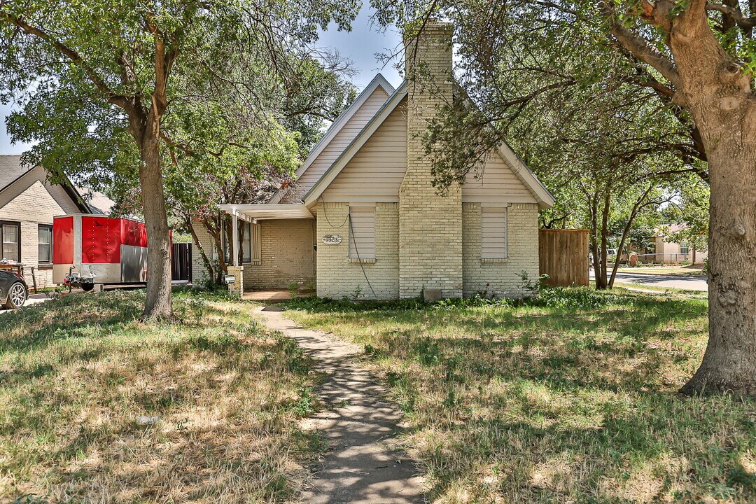 1923 23rd St in Lubbock, TX - Building Photo