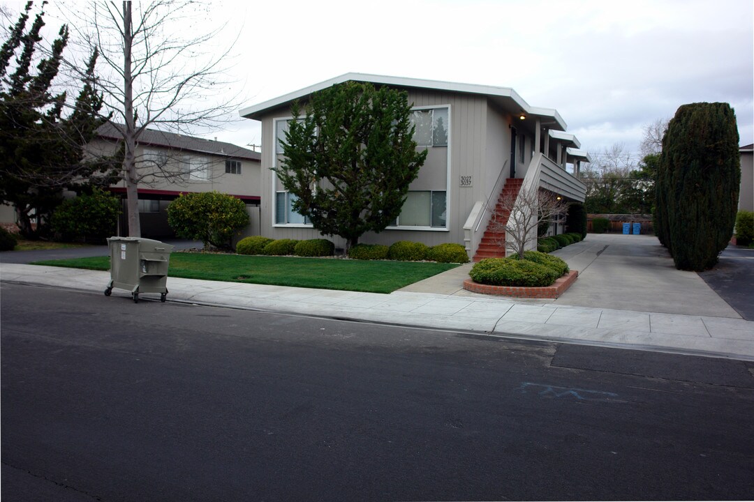 Plum Tree Apartments in Palo Alto, CA - Building Photo