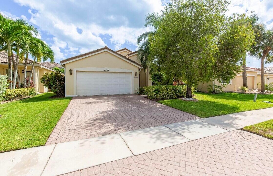 10746 Oak Bend Way in Wellington, FL - Building Photo