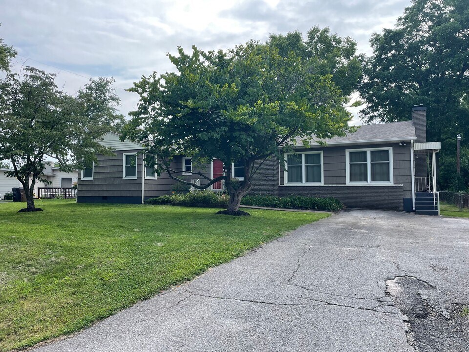 4011 Longwood Dr in Knoxville, TN - Building Photo