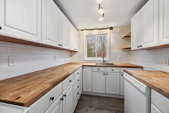 98 Oak Terrace in Durham, CT - Building Photo - Building Photo