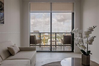 601 NE 1st Ave in Miami, FL - Building Photo - Building Photo