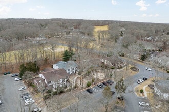 Bretton Woods in Coram, NY - Foto de edificio - Building Photo