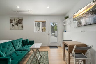 825 Calle de Arboles in Redondo Beach, CA - Foto de edificio - Building Photo