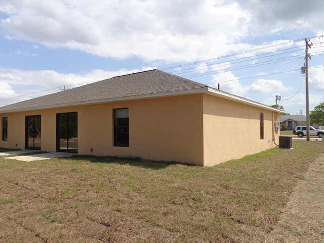 1207-1209 Gleason Pkwy in Cape Coral, FL - Building Photo - Building Photo