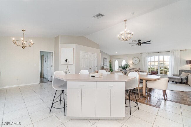 879 Rue Labeau Cir in Ft. Myers, FL - Foto de edificio - Building Photo