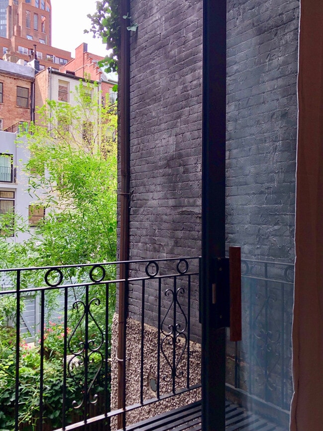 131 E 35th St in New York, NY - Foto de edificio - Building Photo