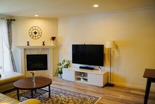 21500 Burbank Blvd, Unit 113 in Woodland Hills, CA - Building Photo