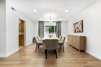 5400 Nagle Ave in Sherman Oaks, CA - Foto de edificio - Building Photo