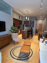 949 W Madison St, Unit 307 in Chicago, IL - Building Photo - Building Photo